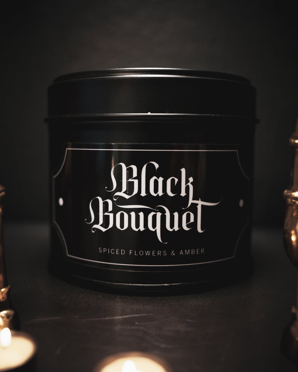 Schwarzer Blumenstrauß Gothic Duftkerze in schwarzer Metalldose