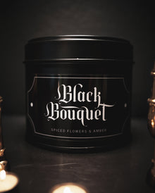 Schwarzer Blumenstrauß Gothic Duftkerze in schwarzer Metalldose