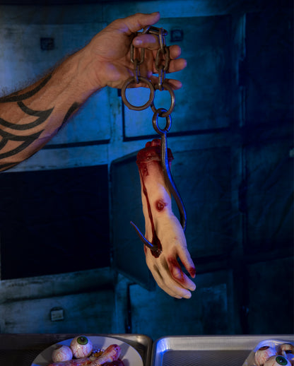 Abgehackte Zombie Hand am Haken
