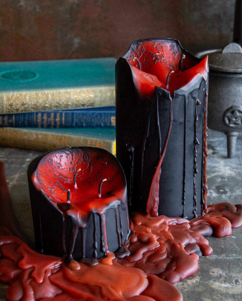 Schwarze Stumpenkerze mit Vampir Blut 7,5cm