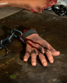 Abgetrennte Hand mit Folterkette 39cm