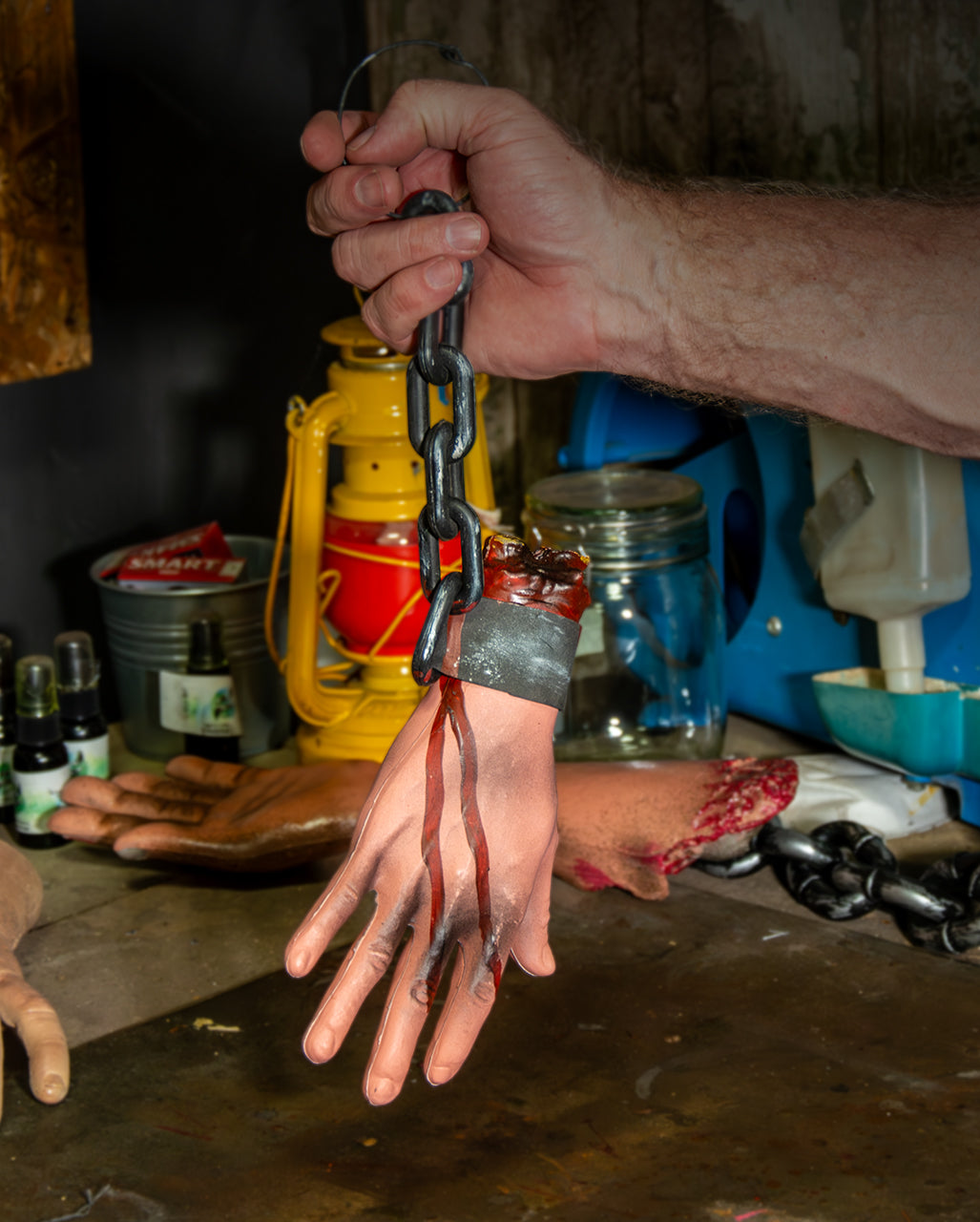 Abgetrennte Hand mit Folterkette 39cm