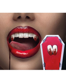 Blutige Vampireckzähne