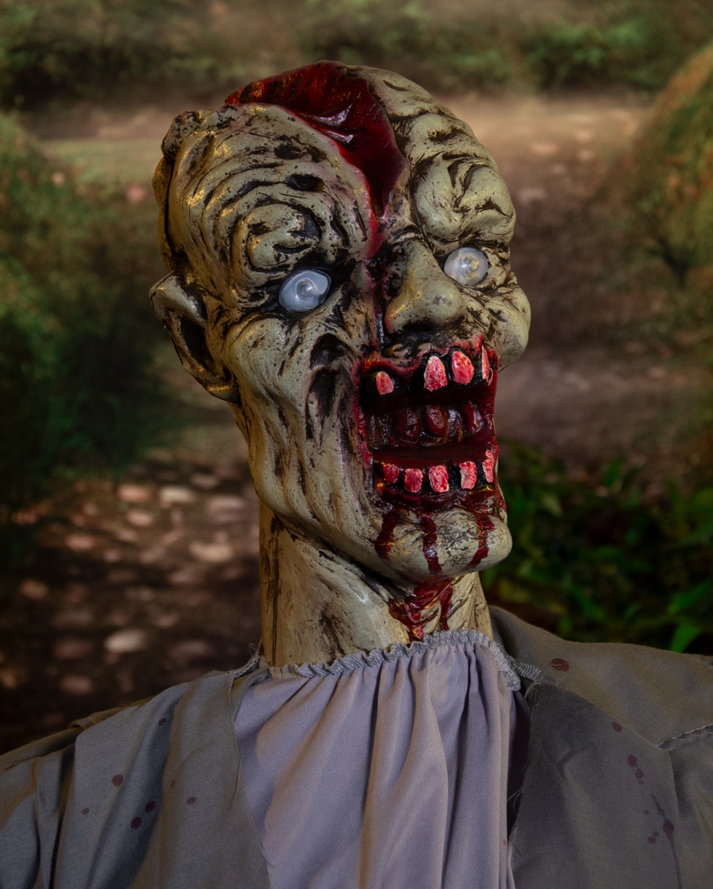 Blutüberströmter Zombie Torso mit Bewegung, Licht & Ton 80cm
