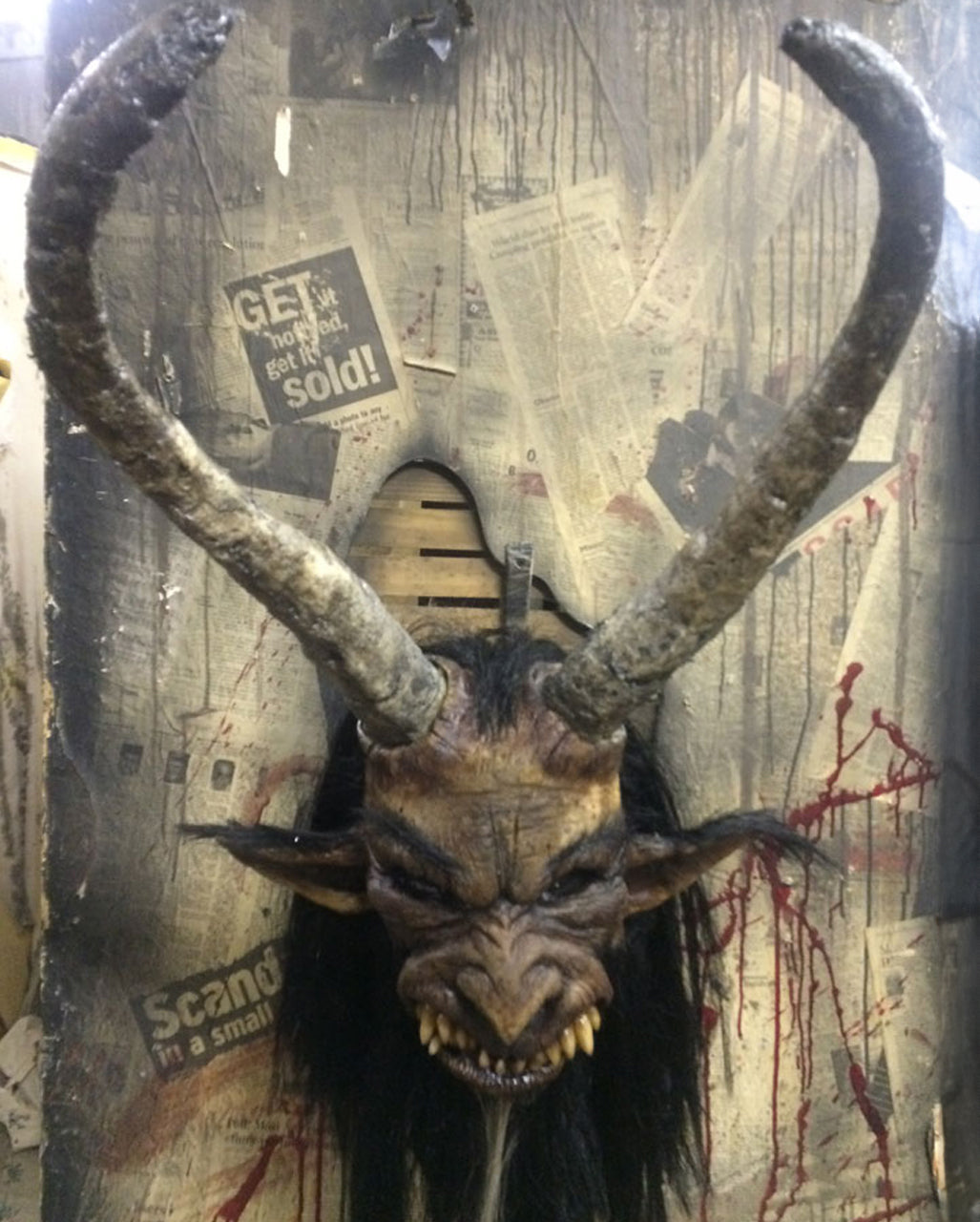 Verstörende Krampus Maske mit Hörnern