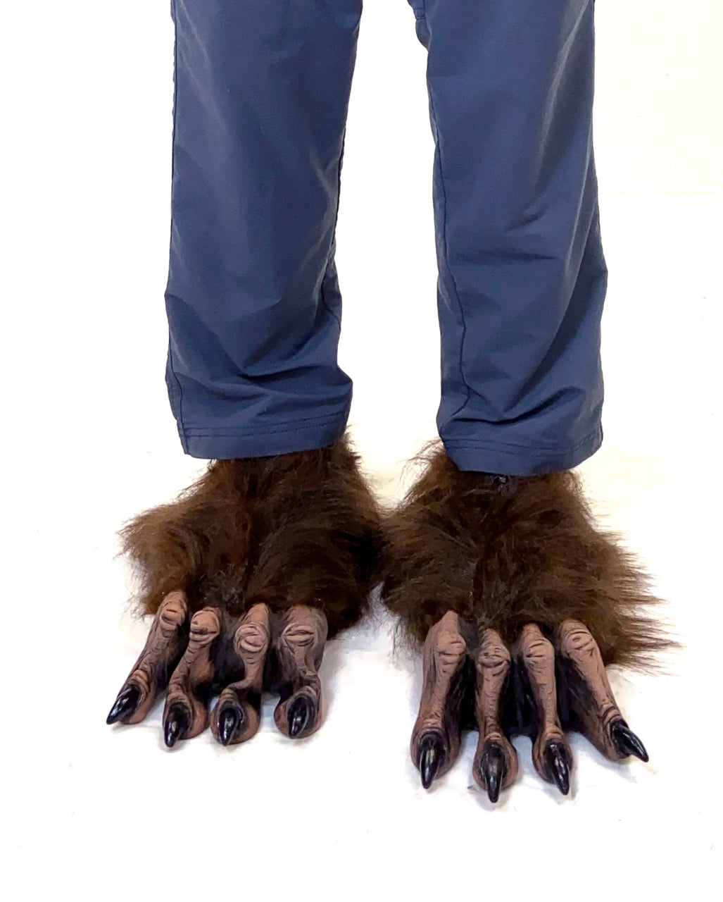Dunkelbraune Werwolf Füße als Schuhüberzieher