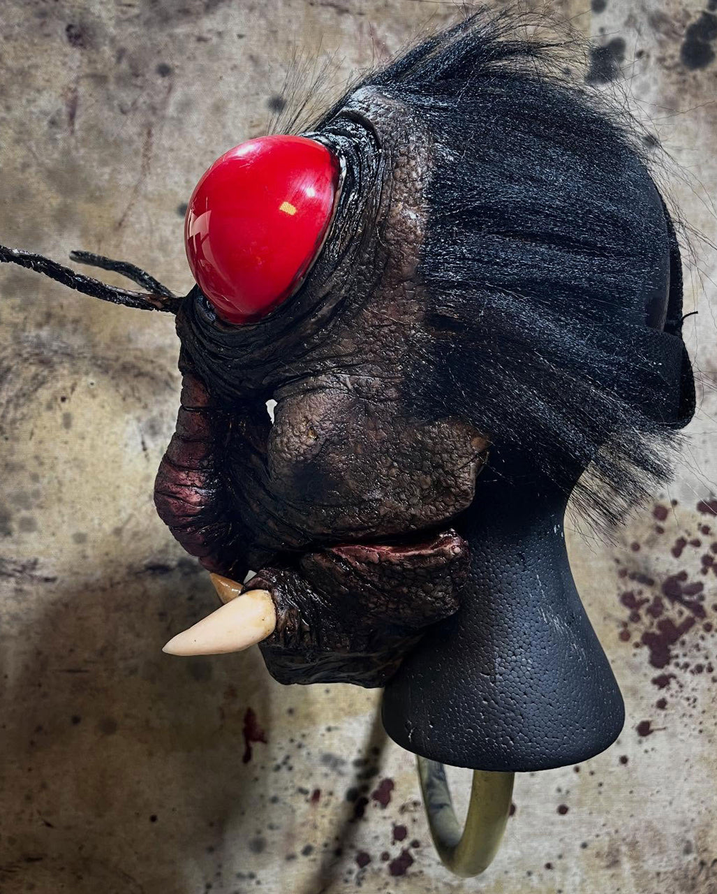 Fette Totenfliege als Maske mit Fühlern & Haaren
