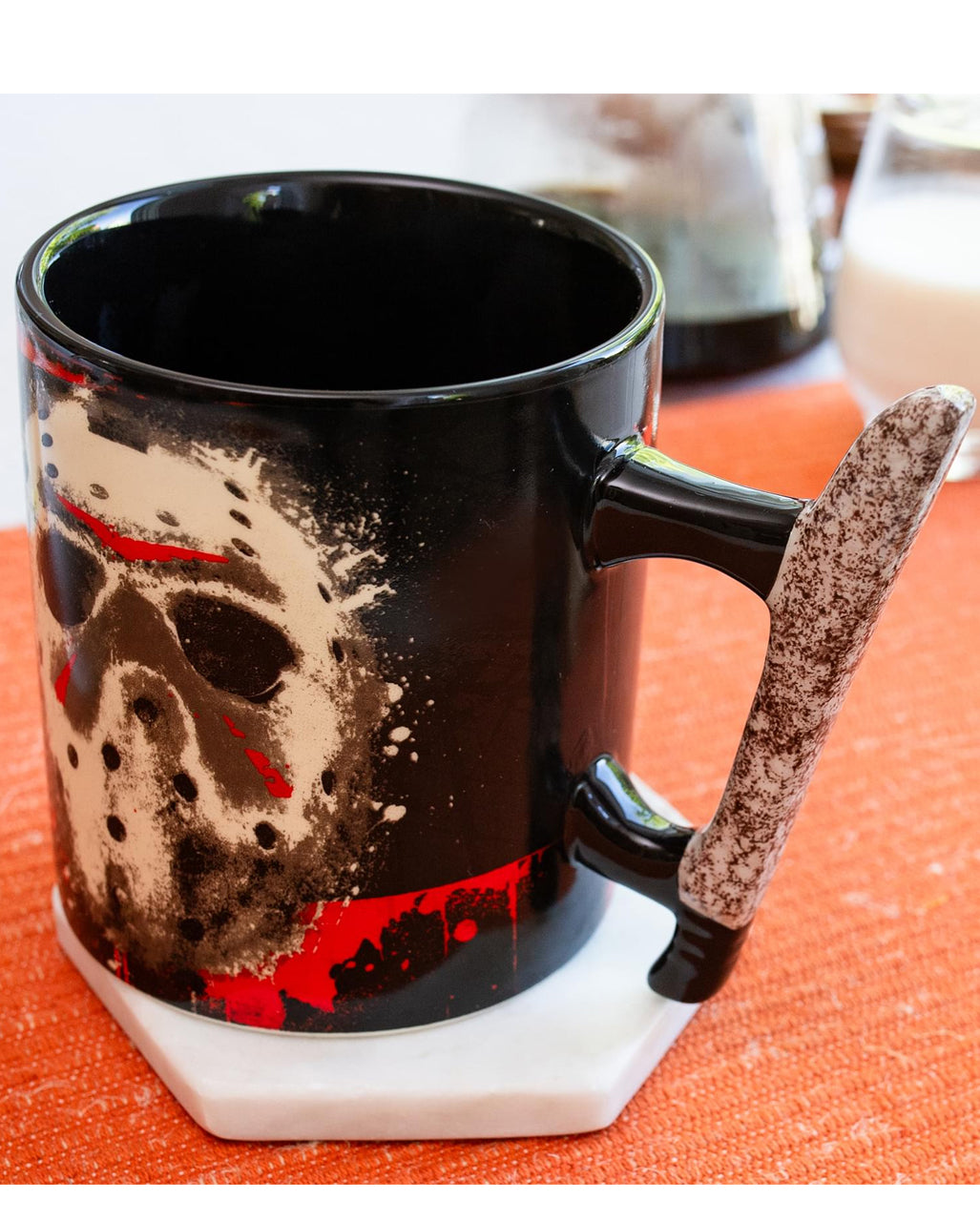 Freitag der 13. Keramiktasse mit Machete als Griff