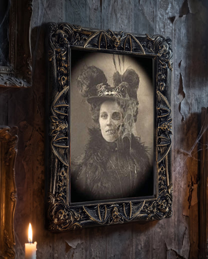 Die schreckliche Tante Phyllis Hologram Portrait 50x39cm