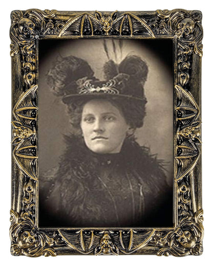 Die schreckliche Tante Phyllis Hologram Portrait 50x39cm