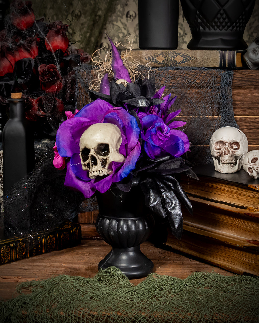 Gothic Blumenbouquet mit Violet-Schwarzen Rosen & Totenschädel 30cm