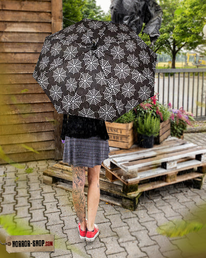 Schwarzer Regenschirm mit Spinnweben als Motiv