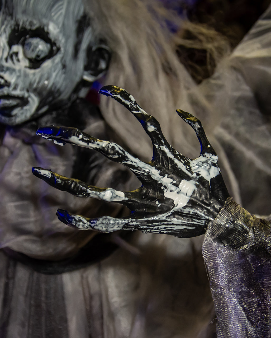 Gothic Puppe im Fetzenkleid mit Flügel 100cm