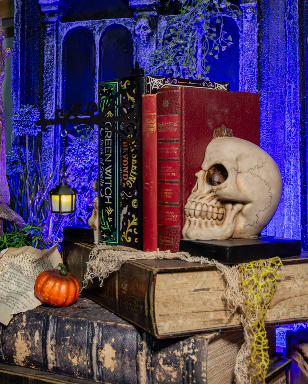 Halloween Bookshelf Lamp with Lantern & LED Lighting, 22.5 cm