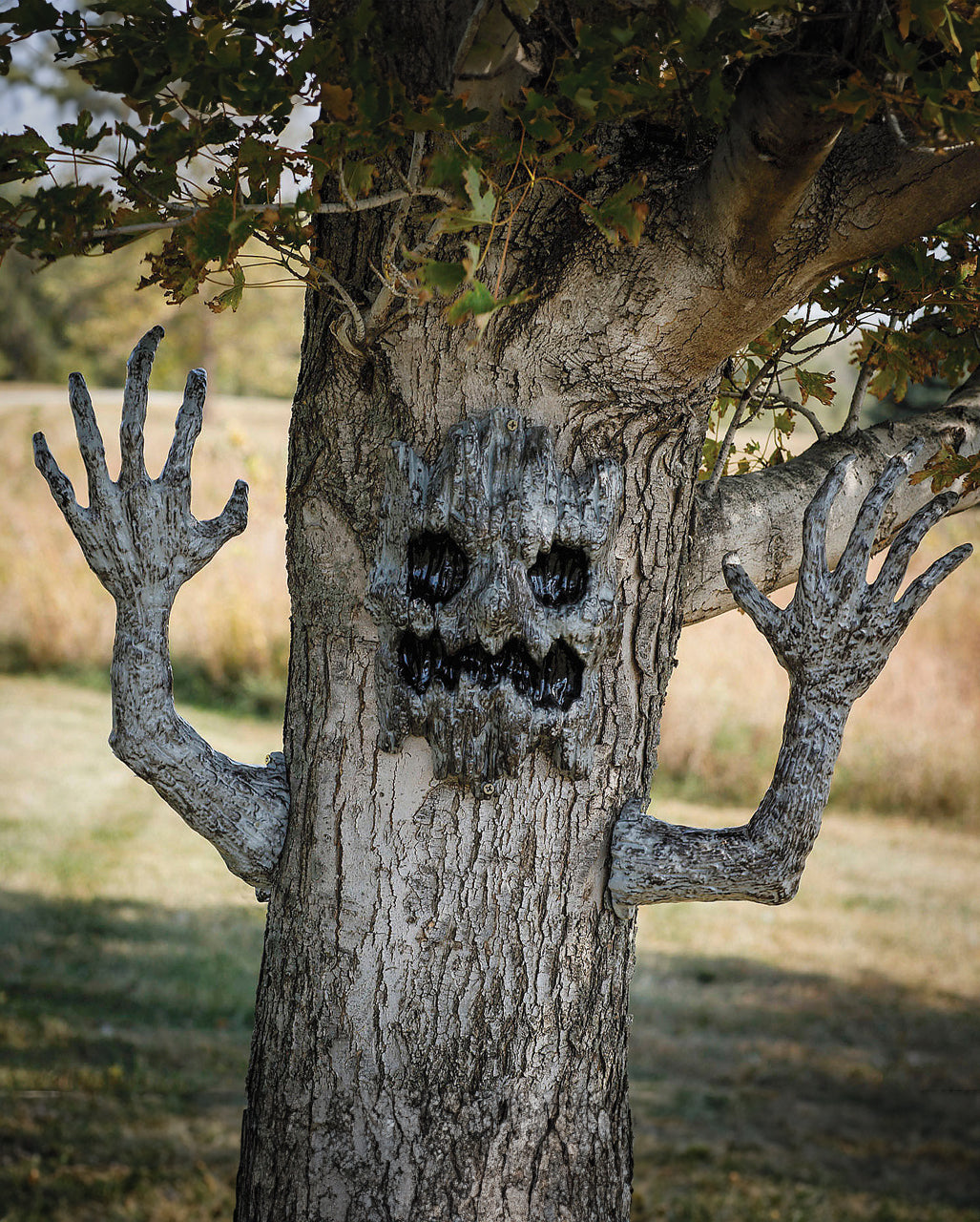 Gruseliger Halloween Baumgeist