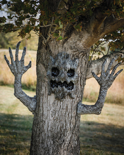 Gruseliger Halloween Baumgeist