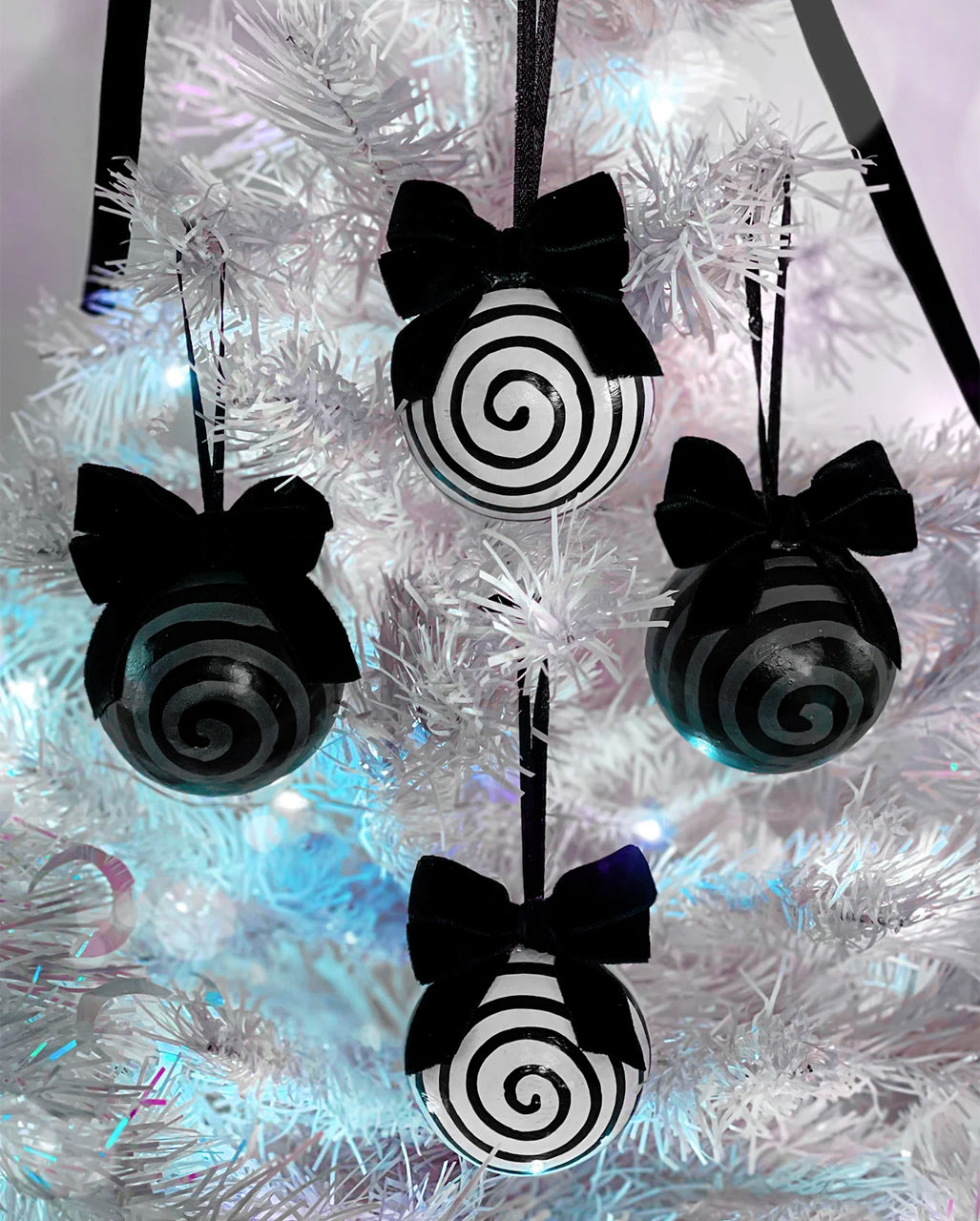 Downward Spiral Ornamente 4 Stk. KILLSTAR