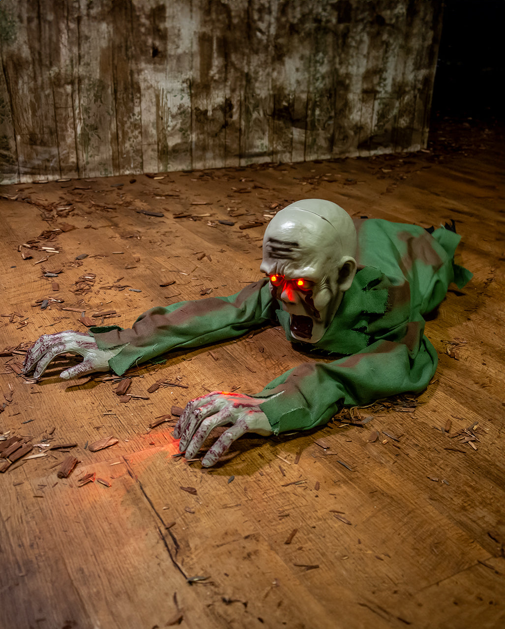Krabbelnder Zombie Animatronic mit Licht & Sound
