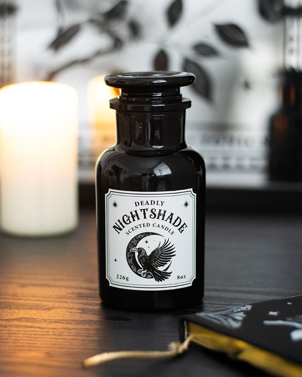 Mystic Raven Tollkirsche Duftkerze in Apothekerflasche
