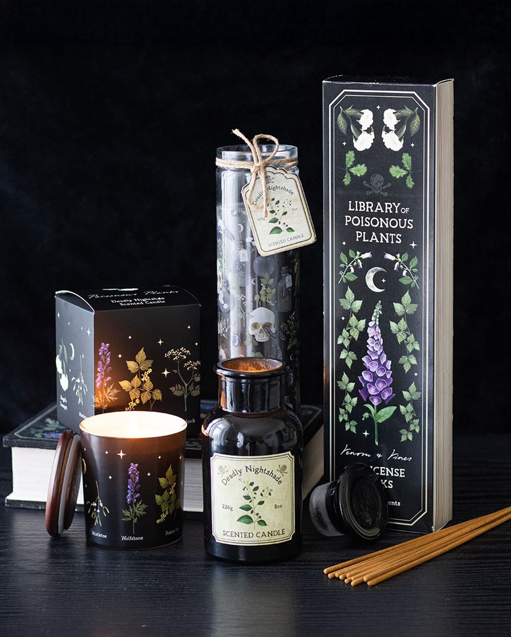 Mystic Raven Tollkirsche Duftkerze in Apothekerflasche