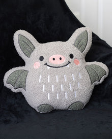 Bezauberndes Fledermaus Bouclé-Kissen 32cm
