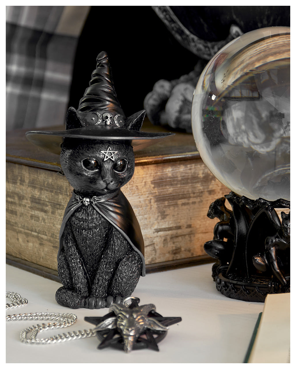 Mystische Katzenfigur mit Hexenhut