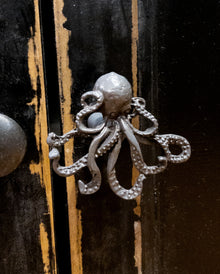 Grauer Oktopus Schubladenknauf