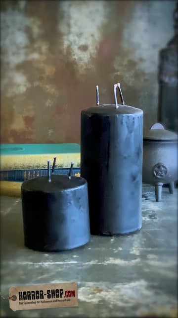 Schwarze Stumpenkerze mit Vampir Blut 15cm