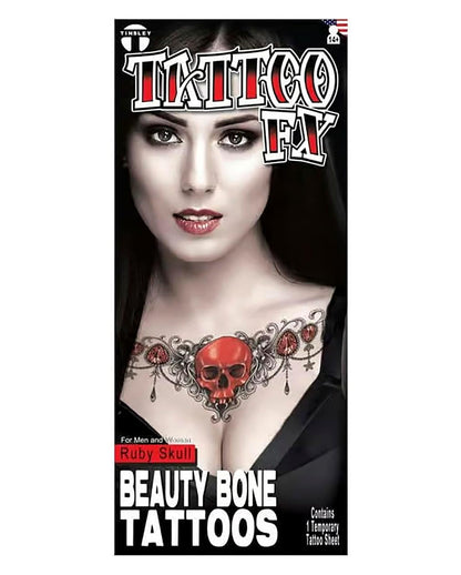 Red Ruby Totenkopf Schlüsselbein Tattoo