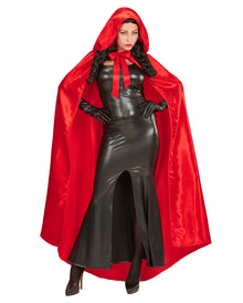 Roter Kapuzenumhang aus Satin