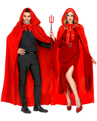 Roter Kapuzenumhang aus Satin