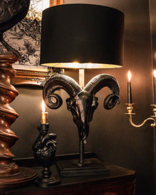 Schwarze Ram Skull Lampe mit Lampenschirm 68cm