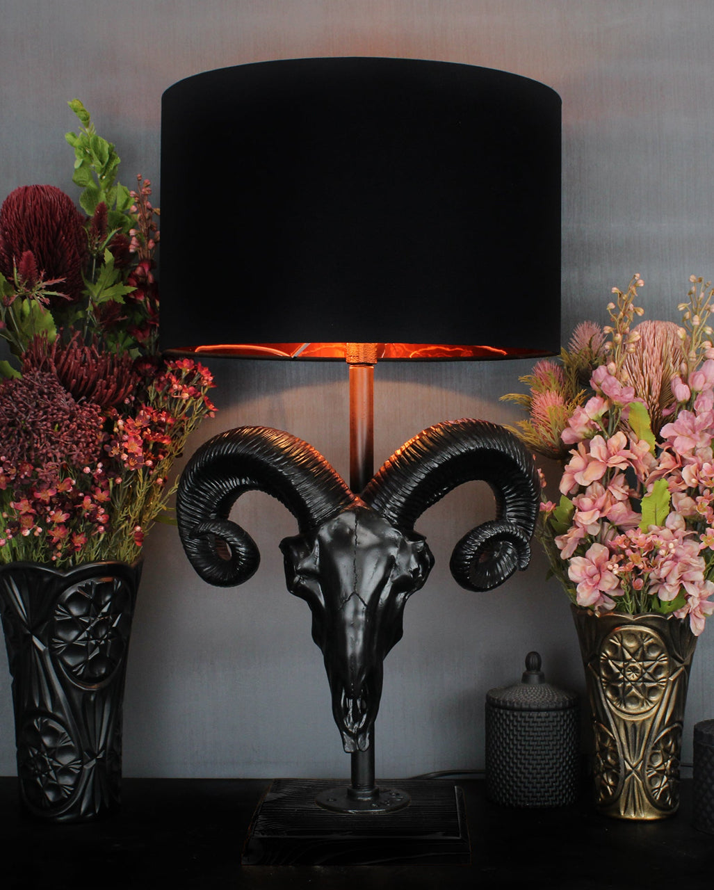 Schwarze Ram Skull Lampe mit Lampenschirm 68cm