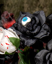 Schwarze Gothic Rose mit blauem Auge