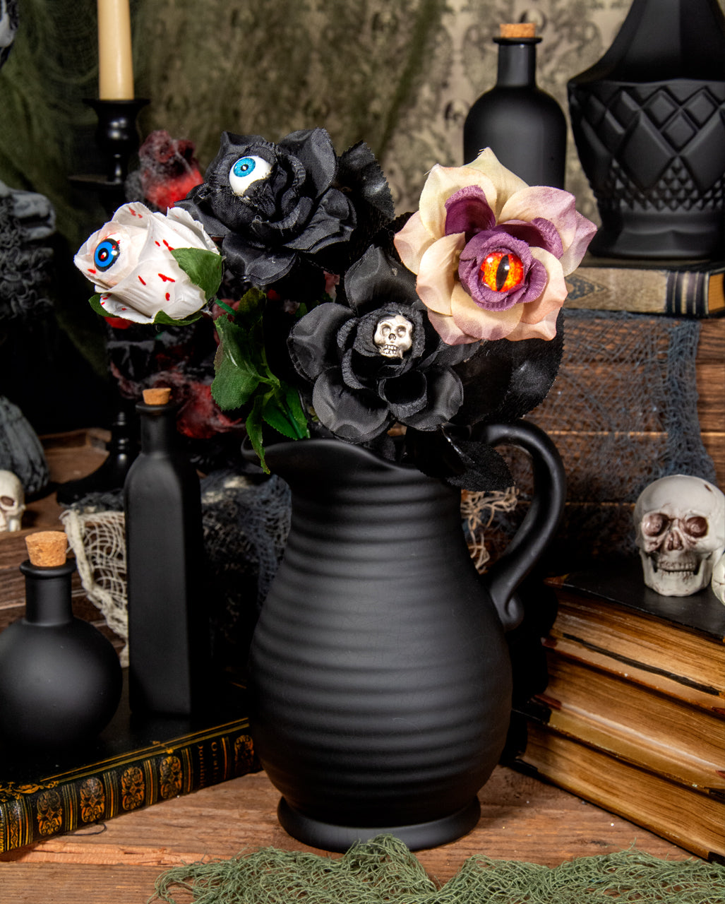 Schwarze Gothic Rose mit blauem Auge