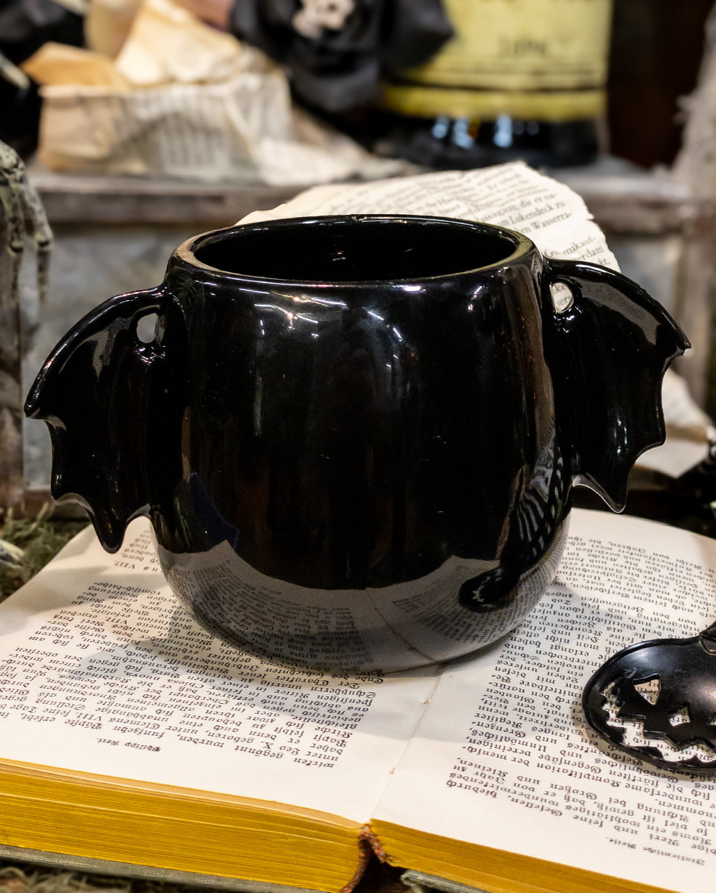 Schwarze Keramiktasse mit Fledermausflügeln 400ml