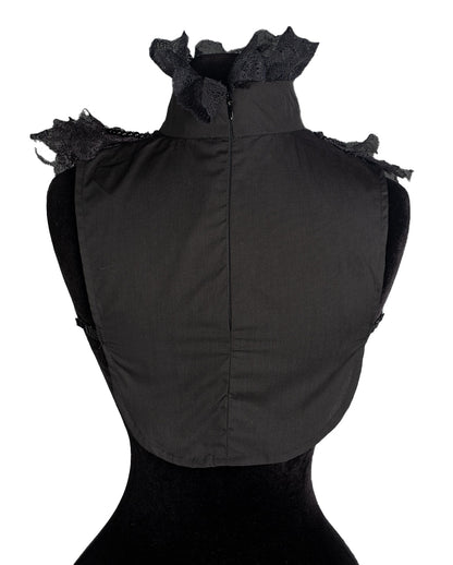 Schwarzer Gothic Rüschenkragen mit Brosche