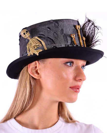 Dunkler Voodoo Hut mit Skelett und Feder