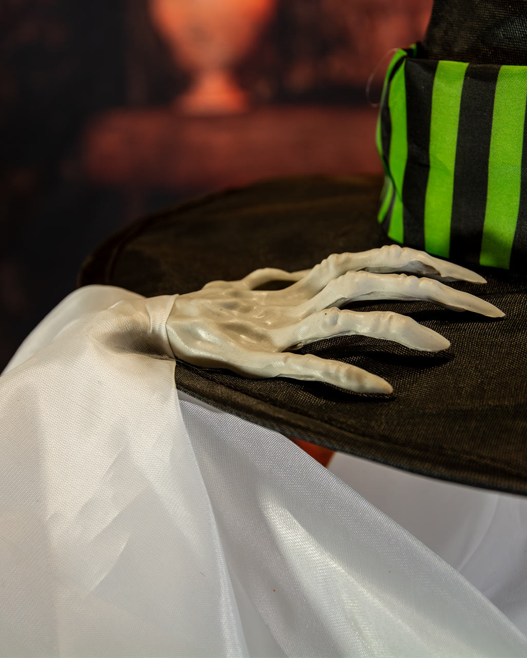 Schwebender Geist mit Hexenhut Animatronic 85cm