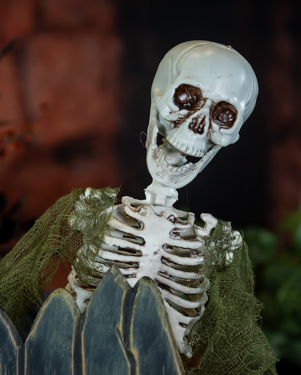 Skelett am Sargdeckel Halloween Animatronic 40cm