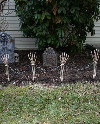 Skelett Hände mit Kette Gartenstecker