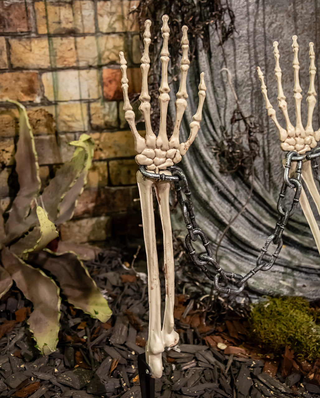 Skelett Hände mit Kette Gartenstecker