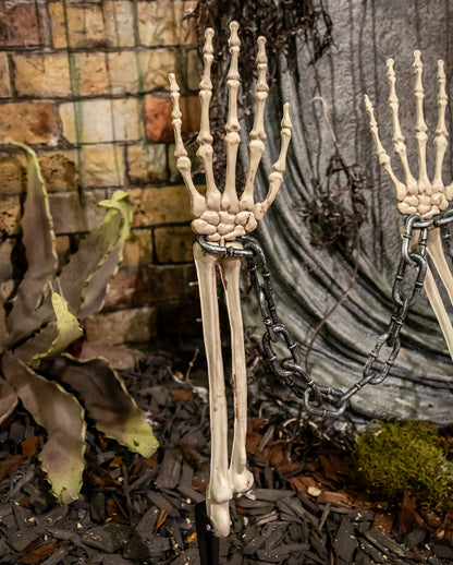 Skelett Hände mit Kette Gartenstecker