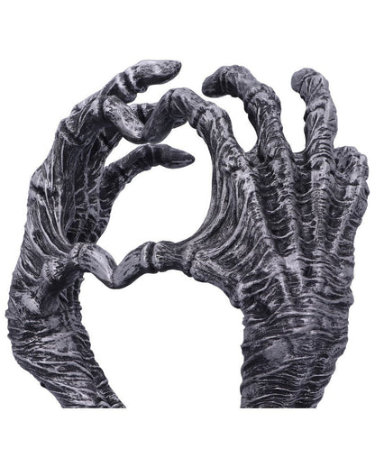 Knochenhand mit Herz Schmuckhalter