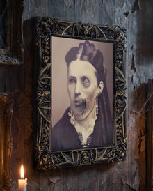 Sneaky Warden Betsy Lenticular Hologram Portrait 50x39cm