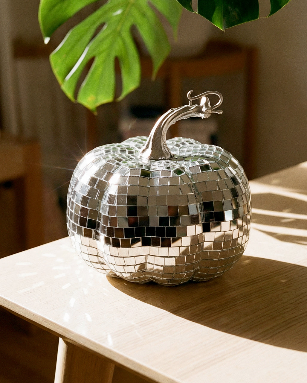Spiegelkugel Kürbis mit Disco-Effekt 15cm