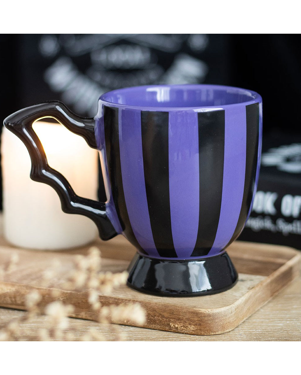 Fledermausflügel-Teetasse mit violetten Streifen