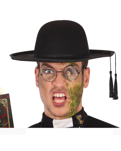 Priesterkostüm mit Erbrochenem