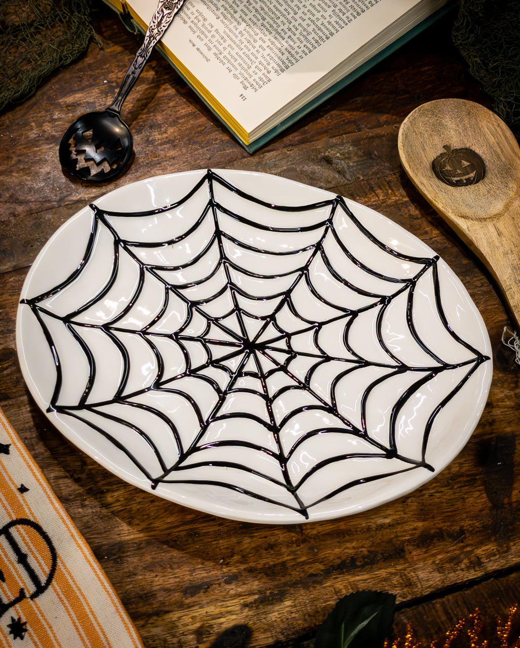Weißer Ovaler Keramikteller mit Spinnwebe als Motiv 23cm
