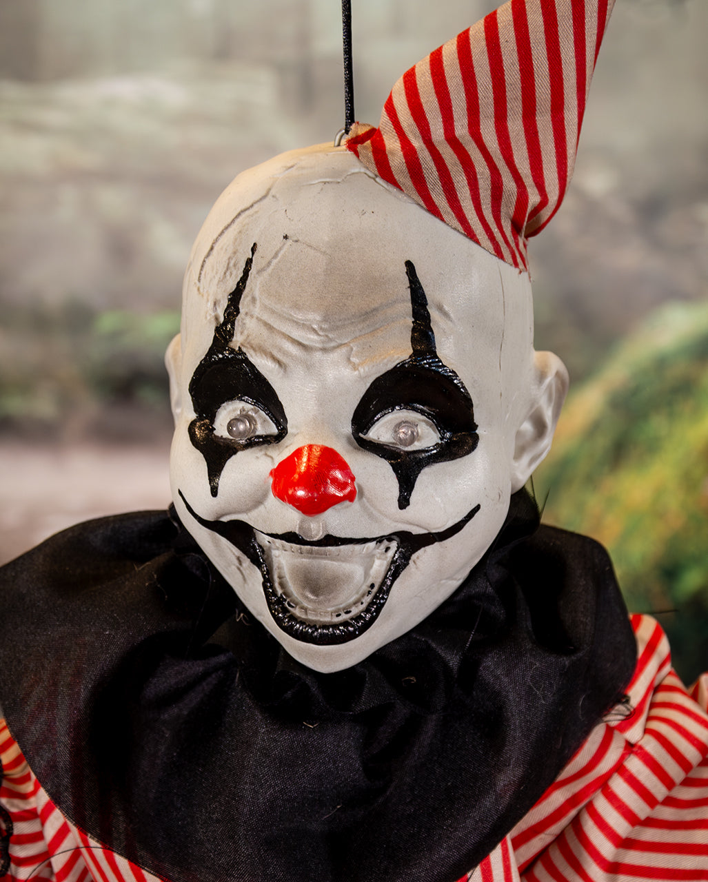 Zappelnder Horrorclown auf Schaukel Animatronic 70cm